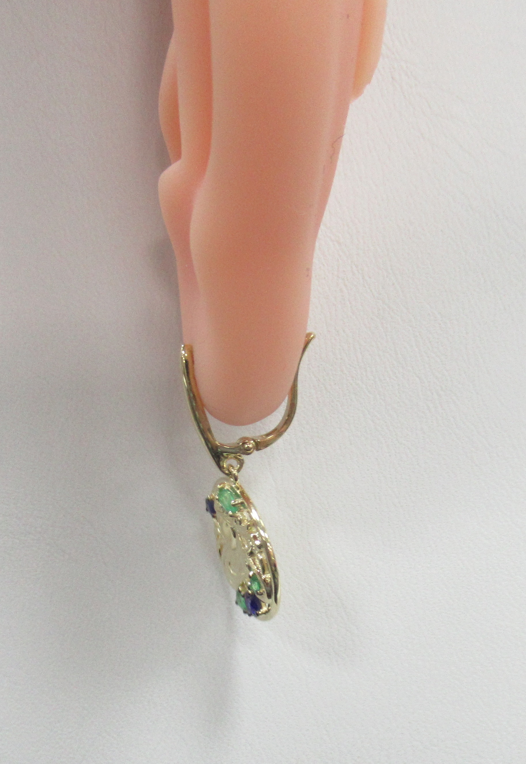 Серьги из желтого золота с изумрудами и сапфирами